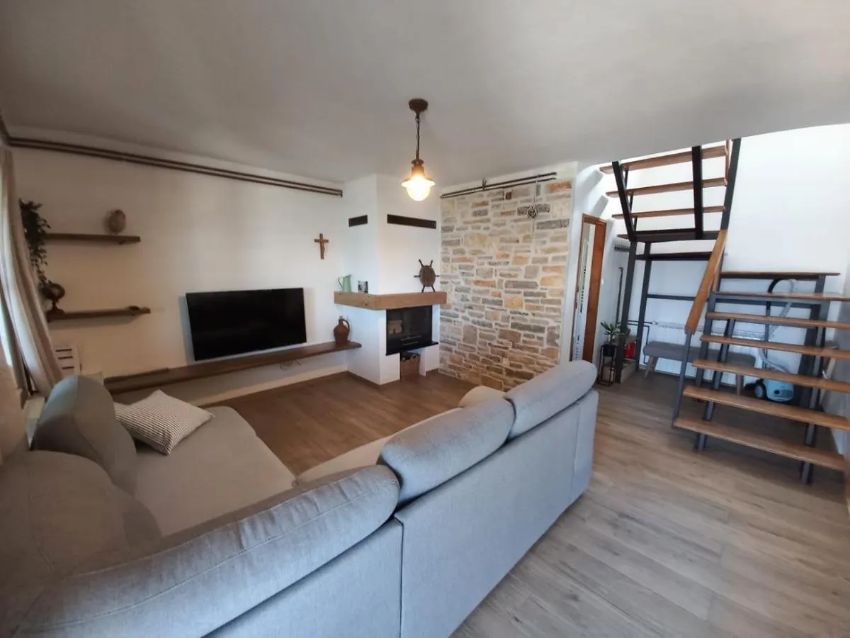Robinson House Vitane Tkon 0*,  Croacia