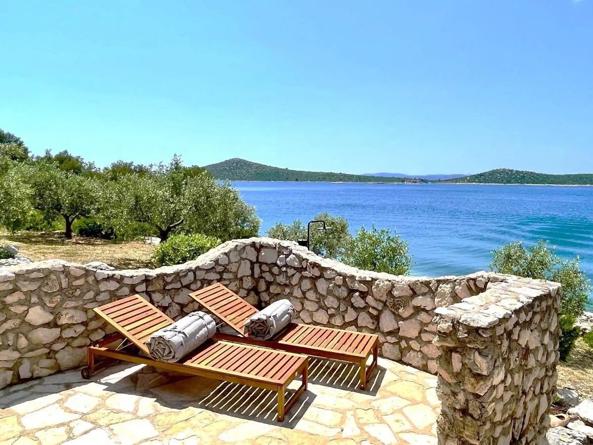 Robinson House Vitane Tkon 0*,  Croacia